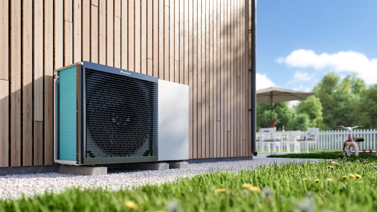 Daikin Altherma 3 M EBLA09–16D monobloko montavimo pavyzdys prie namo