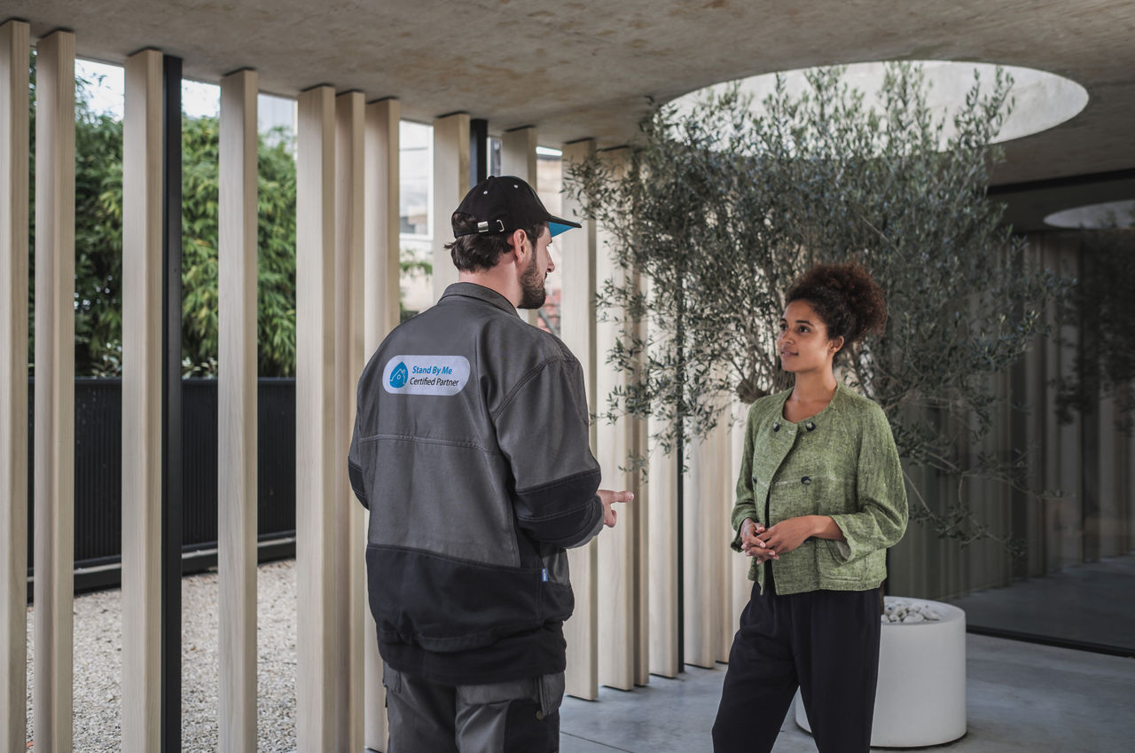 Installer talking to consument